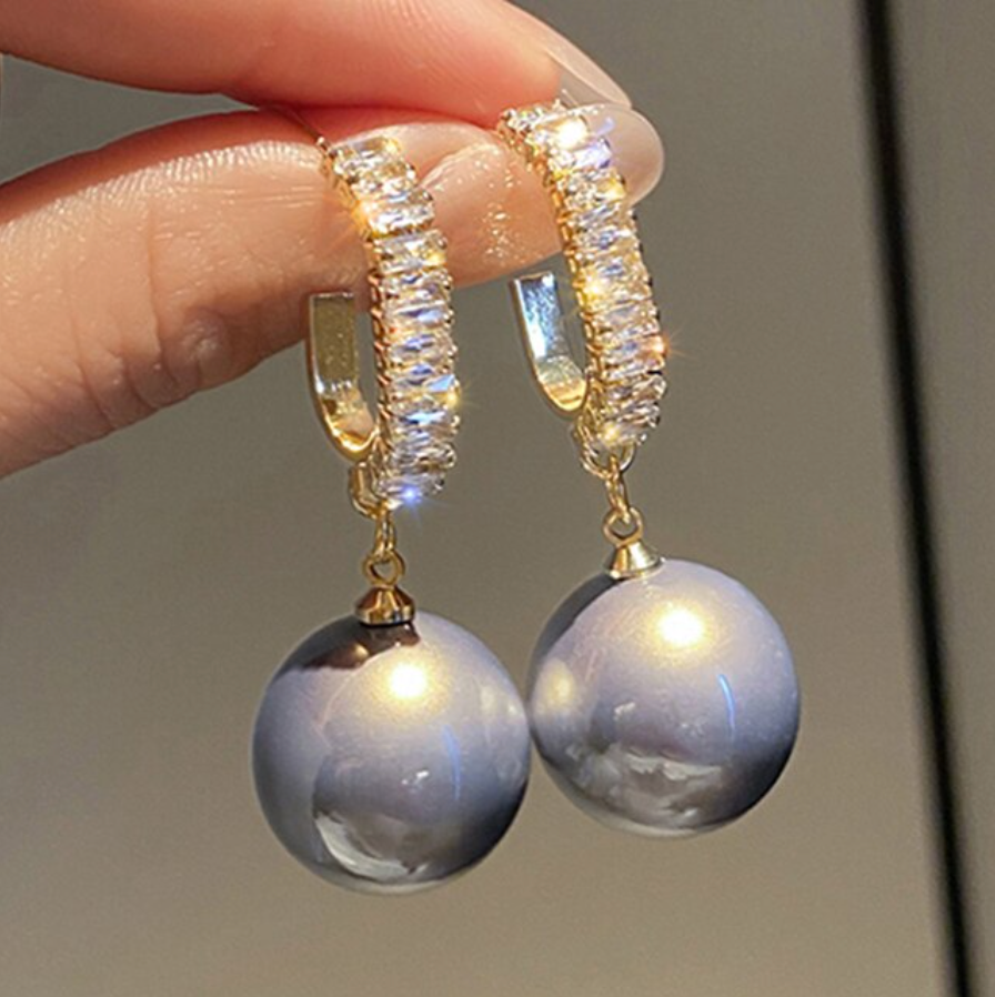 Pendientes con perlas naturales y esmalte azul
