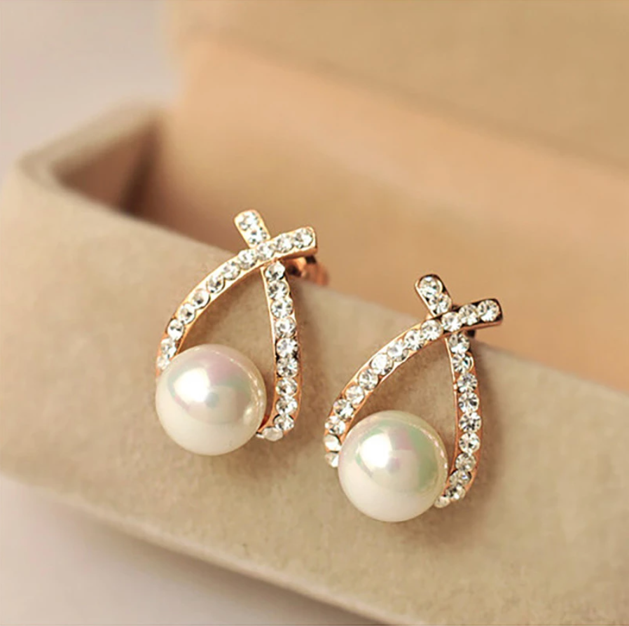 Pendientes de perlas cruzadas con diamantes