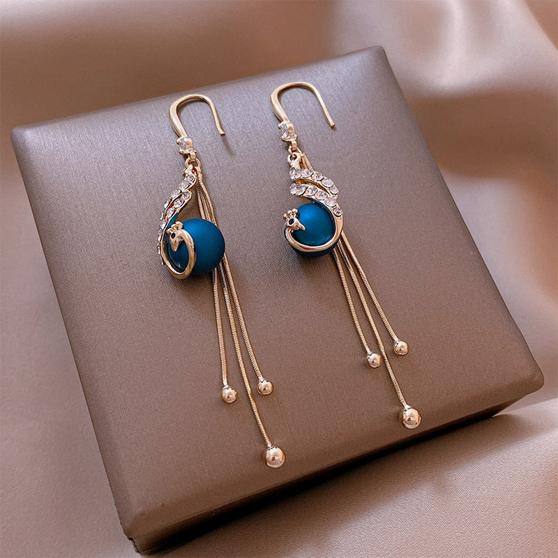 Pendientes de perlas azules inspirados en pavos reales