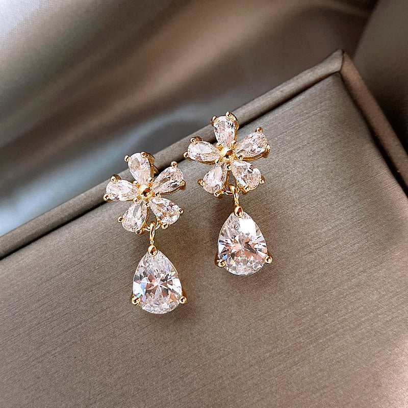 Pendientes artesanales de margarita con incrustaciones de circonitas hechas a mano