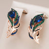 Pendientes de oro rosa de 18 quilates hechos a mano con plumas de pavo real Shappires